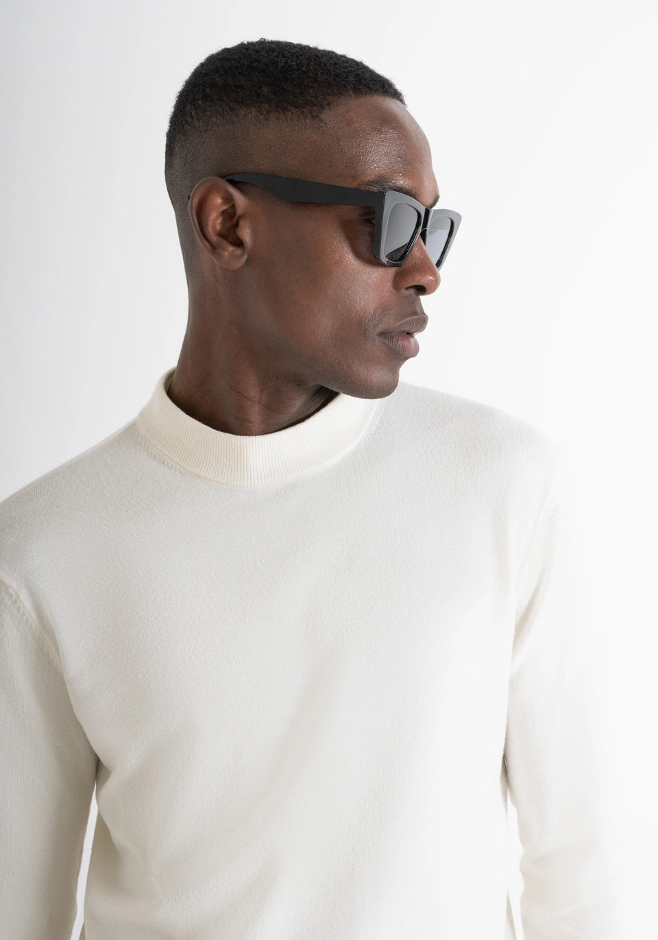 MAGLIA SLIM FIT IN MISTO VISCOSA ELASTICA CON COLLETTO